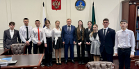 Глава Адыгеи вручил паспорта школьникам в День Конституции РФ - Исполнительные органы государственной власти