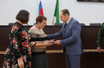 Глава Майкопского района Михаил Марьин передали госнаграды семьям погибших участников СВО